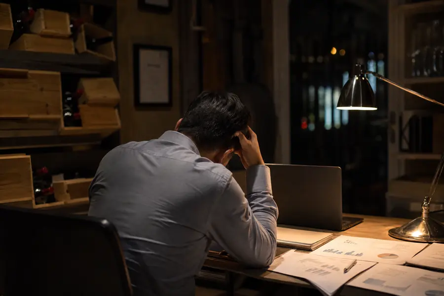 Dueño de un restaurante preocupado revisando informes